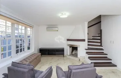 Casa semimobiliada com 187m², 3 dormitórios (sendo 2 suítes) e 2 vagas de garagem no bairro chácara das pedras.