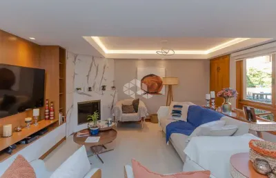 Casa em condomínio, totalmente reformada e semi mobiliada!