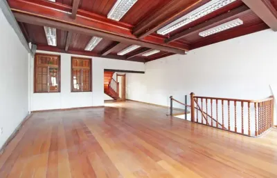 Enorme casa comercial com espaço aberto, infinitas possibilidades de comércio em geral.