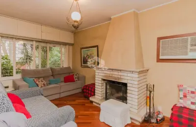 Casa com 6 dormitórios, sendo 2 suites e 3 vagas no bairro petrópolis