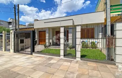 Casa com 5 dormitórios, sendo 1 suíte e 2 vagas no bairro partenon