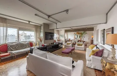 Apartamento de 248m2 com vista para o guaíba em prédio clássico da capital.