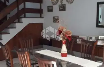Casa/sobrado, 4 quartos, garagem para 3 carros, laleira, churasqueira, hidromassagem.