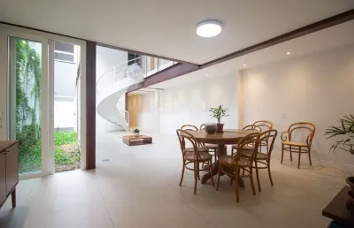 Casa reformada de 4 quartos e 2 vagas no bairro centro histórico