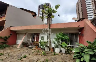 Casa de 03 dormitórios no bairro chácara das pedras, em porto alegre