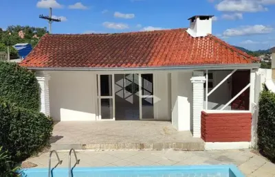 Casa reformada a venda com 03 dormitorios e piscina no bairro vila nova