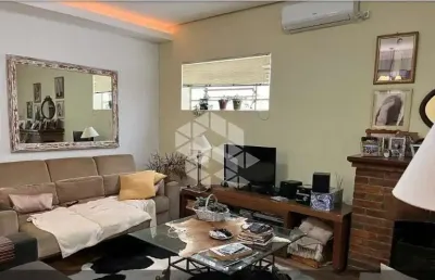 Casa de veraneio, plana, espaçoso living com lareira, 1 dormitório, banheiro social, cozinha.