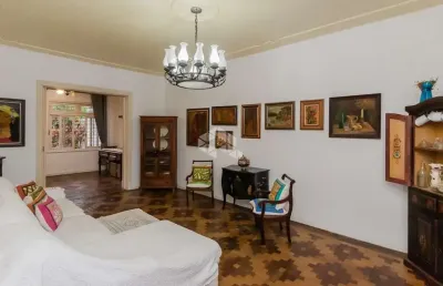 Casa térrea de 167m2, jardim, hall de entrada, living amplo, 3 dormitórios