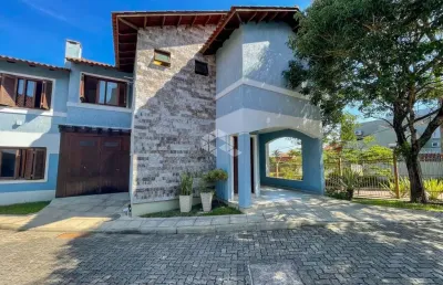 Casa em condomínio com 3 dormitórios, suite, 02 vagas.
