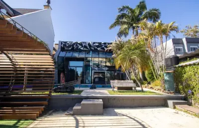 Casa à venda no bairro tristeza com 770m² privativos de 04 suítes piscina elevador e 04 vagas cobertas.