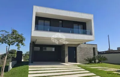 Casa com 03 suítes, espaço gourmet, pátio e piscina no alphaville