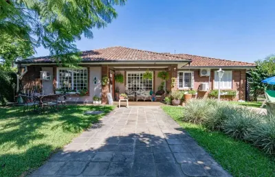 Casa 4 dormitórios situada na zona sul de porto alegre