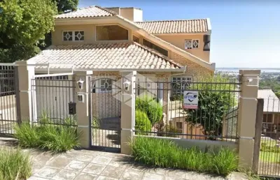 Casa sobrado no bairro vila nova, em porto alegre, com 3 dormitórios, suite e pátio com piscina