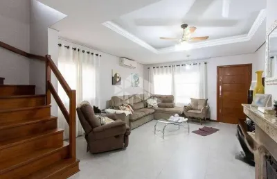 Casa com 3 dormitórios / suíte no andar térreo / 3 vagas de garagem /jardins do prado.