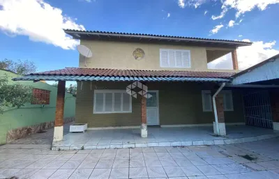 Sitío em meio a cidade, são 03 dormitórios, sendo um térreo (todos suíte), no bairro guarujá, zona sul de porto alegre.