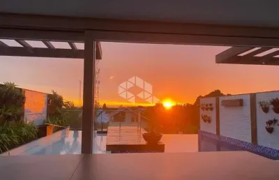 Casa com 4 suítes, piscina com borda infinita e vista para o guaíba, no bairro ipanema, zona sul de porto alegre