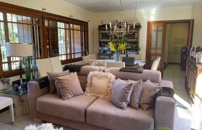 Ótima casa com 3 quartos/dormitórios sendo 1 suíte máster em ipanema.