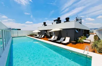 Apartamento de 1 dormitório com piscina aquecida no bairro menino deus a metros da orla do guaíba