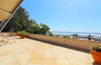 Cobertura horizontal com piscina e vista eterna para a orla do rio guaíba e o estádio beira rio