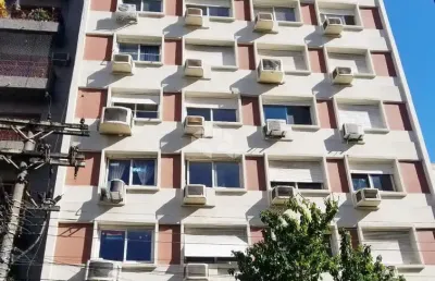Apartamento de 1 dormitório próximo a redenção e a metros do zaffari da lima e silva reformado