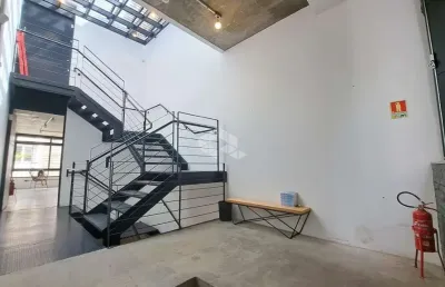 Prédio comercial, com 4 pisos com terraço no bairro centro histórico, porto alegre.