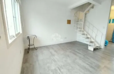 Casa sobrado, 2 dormitórios, 1 vaga de estacionamento no bairro tristeza.