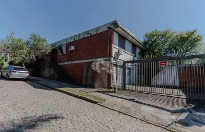 Se você procura um imóvel que possa ser a sede da sua empresa ou o lar dos seus sonhos em um local nobre de porto alegre, esta ampla casa é perfeita p