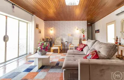 Casa residencial com 02 pavimentos, composta de 04 dormitórios sendo 2 suítes e com 02 vagas de garagem no bairro santana