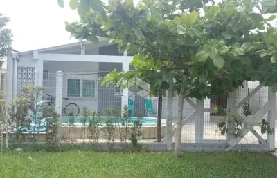 Excelente casa de praia completa, com pátio e piscina na frente em atlântida sul