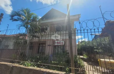 Ampla casa à venda no bairro vila joão pessoa em porto alegre.