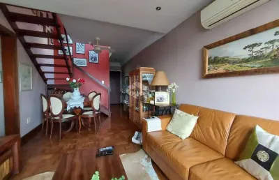 Cobertura de 2 dormitórios, living em parquet, banheiro social, cozinha montada e w.c.auxiliar