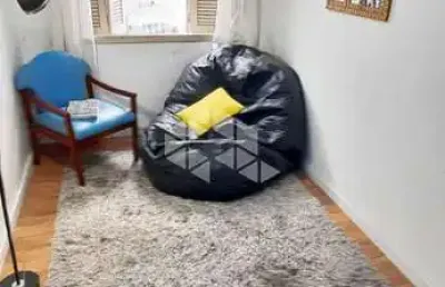 Apartamento 1 dormitório (sub-solo) com um pequeno pátio no bairro floresta.