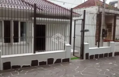 Casa sobrado 03 dormitórios, 03 banheiros, 03 vagas, patio com churrasqueira em porto alegre/rs