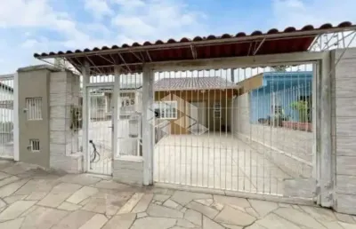 Casa 03 dormitórios,  02 vaga,  com pátio, bairro medianeira