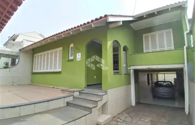 Casa com 5 dormitórios, 1 suíte, sacada, pátio, churrasqueira, piscina e 2 vagas de garagem  no bairro vila ipiranga, em porto alegre