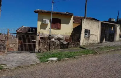 Casa com 3 quartos à venda na Avenida Teresina, 249, Medianeira, Porto Alegre