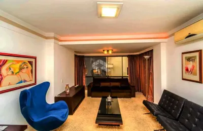 Apartamento mobiliado de 3 quartos, 1 suíte e 2 vagas de garagem no petrópolis.