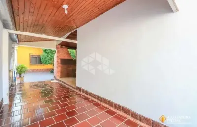 Duas casas de alvenaria, no bairro chácara das pedras.