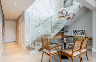 Cobertura com 3 suites e 3 vagas com vista para o guaíba no bairro menino deus.