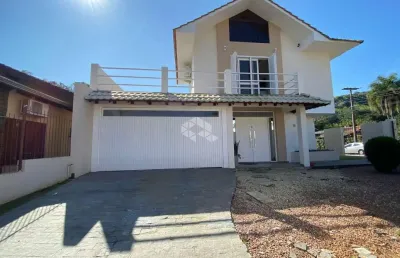 Casa de esquina com espaço gourmet e piscina, proximo do centro em santa cruz do sul
