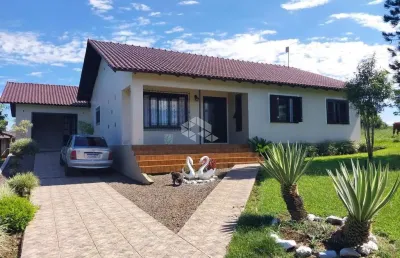 Chácara com amplo pátio e alvenaria de 03 dormitórios