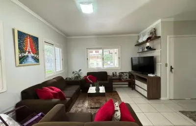 Casa com 4 dormitórios sendo 1 suite, no bairro santo inácio