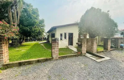 Casa de esquina, 3 dormitórios,  no bairro esmeralda!