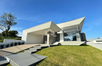 Casa de alto padrão, 03 suítes, em um dos bairros mais valorizados de santa cruz do sul!