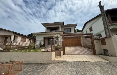 Casa com 3 dormitórios, sendo 1 suite, no bairro arroio grande