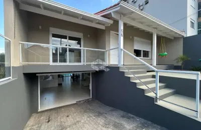 Casa de 3 dormitórios com piscina no centro de santa cruz