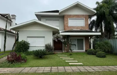 Casa em condomínio com 04 dormitórios sendo 02 suítes