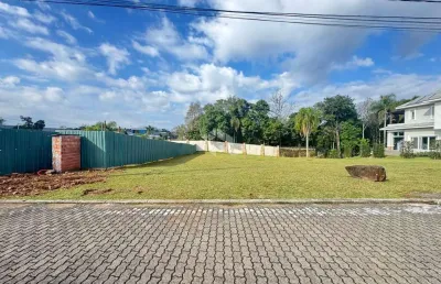 Terreno grande e plano dentro de condomínio fechado em santa cruz!