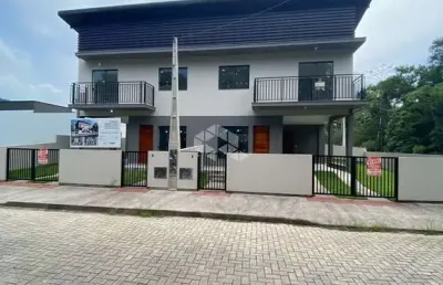 Casa sobrado loteamento lisboa i i i, no bairro forquilhas, em são josé, sc, sacada, 02 dormitórios sendo 02 suítes, 02 vagas de garagem.