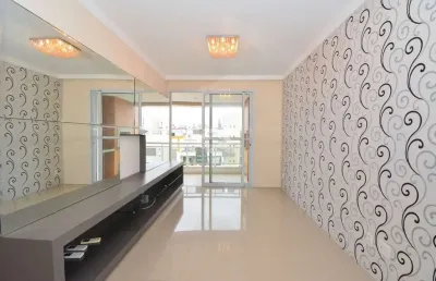 Apartamento no bairro canto, em florianópolis, sc, semi-mobiliado, com sacada, 03 dormitórios sendo 01 suíte, e 02 vagas de garagem.